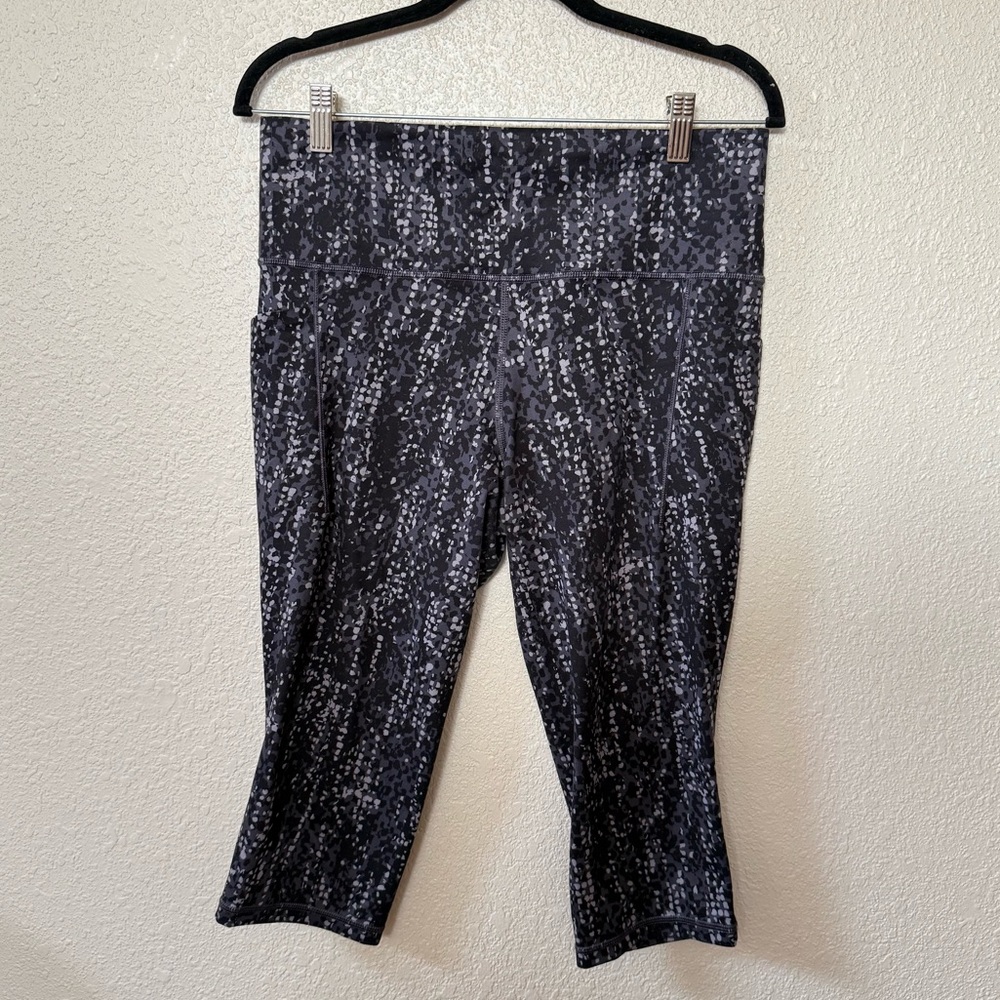 Athleta Gray & White Printed Salutation II Capri Leggings Large Petite